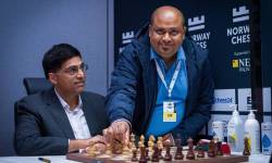 Cựu Vua cờ xin thua khi đối thủ chưa thấy nước thắng