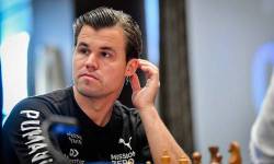 Carlsen chúc mừng đồng nghiệp dù đang đánh cờ nhanh