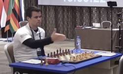 Vì sao Carlsen chìa tay bắt dù đối thủ chưa đến?