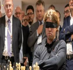 Carlsen bịt mắt, thắng nhà vô địch U8 thế giới